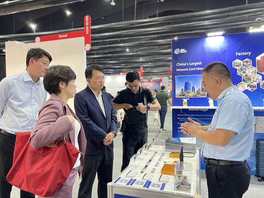 通州區(qū)副區(qū)長(zhǎng)林正航一行在光潤(rùn)通科技GITEX展位前聽(tīng)取介紹 通州區(qū)副區(qū)長(zhǎng)林正航一行在光潤(rùn)通科技GITEX展位前聽(tīng)取介紹